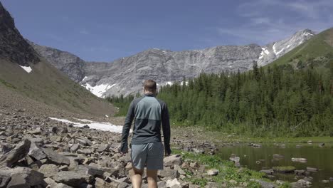 Wanderer,-Der-Am-Teich-Und-Wald-Das-Tal-Hinunterging,-Folgten-Rockies,-Kananaskis,-Alberta,-Kanada