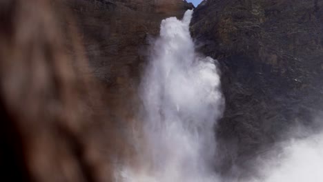 Wasserfall-In-Zeitlupe-über-Der-Schulter-Eines-Braunhaarigen-Mädchens-In-Felsiger-Berglandschaft