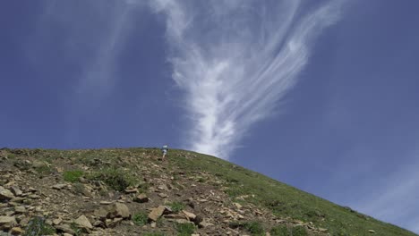 Excursionista-Montaña-Ascendente-Cielo-Nubes-Montañas-Rocosas-Kananaskis-Alberta-Canadá