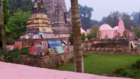 Alter-Traditioneller-Buddhistischer-Tempel-Aus-Verschiedenen-Blickwinkeln-Am-Tag-Mit-Flachem-Himmelsvideo,-Das-Am-11.-Februar-2020-Im-Mahabodhi-Tempel-Bodh-Gaya-Bihar-Indien-Aufgenommen-Wurde