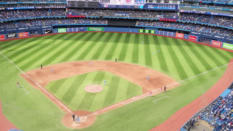 Ballpark-Baseball-Stadion-Steht-Tribünen-Ansicht,-Professionelles-Major-League-Spiel-Blue-Jays-Toronto-Club-Vs-Red-Sox,-Spieler-Spielen-Auf-Der-Grünen-Wiese,-Umgeben-Von-Menschenmengen-Zuschauer-Fans-Auf-Der-Tribüne