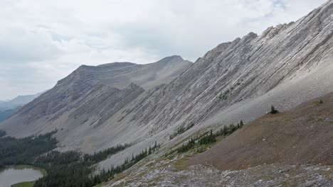 Montaña-Estanques-Valle-Nube-Sombra-Estático-Pan-Rockies-Kananaskis-Alberta-Canadá