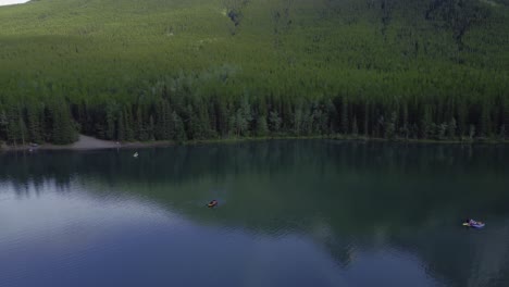 Boote-Auf-Teich-In-Parkbergen-Und-Waldkreisen,-Rockies,-Kananaskis,-Alberta-Canada
