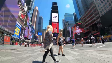 Zeitraffer-Von-Menschen,-Die-Auf-Dem-Time-Square-In-New-York-City,-USA,-Spazieren