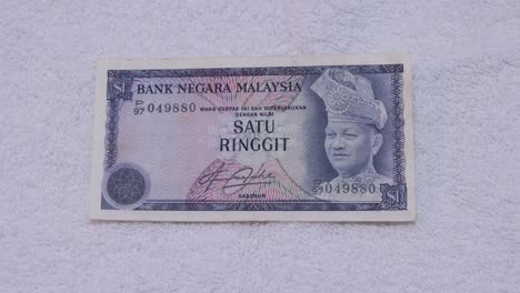 Single-piece-of-Malaysia’s-first-series-50-years-historical-currency-One-Ringgit-Malaysia-collectible-note