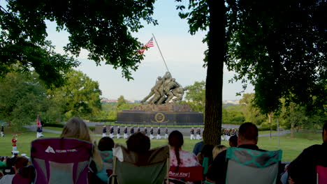 Eine-Große-Formation-Von-United-States-Marines-Parade-An-Einem-Sommerabend-Auf-Einem-Feld-Vor-Dem-USMC-War-Memorial-In-Arlington,-Virginia