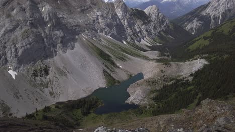 Lago-De-Montaña-Pan-A-Runner-Corriendo-Montañas-Rocosas-Descendentes-Kananaskis-Alberta-Canadá