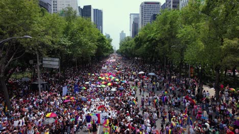 Reforma-Avenue-Voller-Menschen,-Die-Gay-Pride-In-Mexiko-Stadt-Feiern---Luftbild