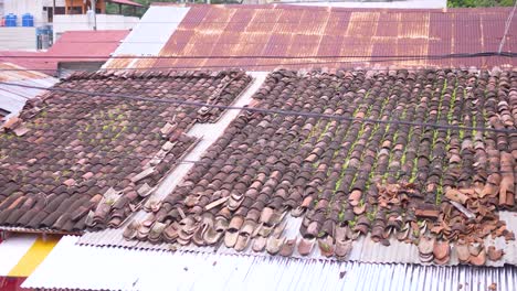 tile-roof,-poor-house-with-clothes-laid-out-in-nicaragua-,-san-juan-del-sur-,-rivas-,-streets,-nicaragua,-village-nicaraguanse,-coastal,-poverty,-managua