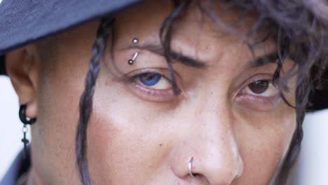 Hispanic-street-guy-portrait,-zooming-into-his-blue-eye