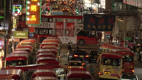 Geschäftige-Asiatische-Straßen-Nachts-Mit-Autos-Und-Bussen-Im-Verkehr