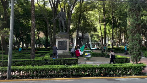 Aufnahme-Des-Botschafters-Von-Uruguay-In-Mexiko,-Der-Die-Flaggen-Der-Einzelnen-Länder-Im-Park-Platziert