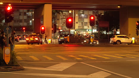 Rote-Ampel-Mit-Fußgängerüberweg-Bei-Nacht