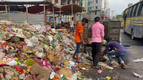 Trabajadores-Reciclando-Residuos-De-Una-Furgoneta-En-Un-Vertedero-Urbano