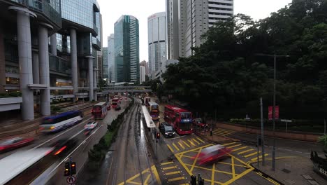 Schnell-Fließender-Verkehr-Im-Zentrum-Von-Hongkong,-Während-Es-Regnet