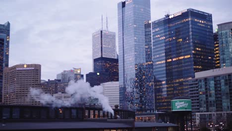 Seite-Der-Autobahn-In-Toronto,-Gebäude-Dampfend,-Kamerabewegung