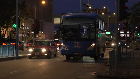 Bürger-Und-Fahrzeugverkehr-In-Der-Nacht