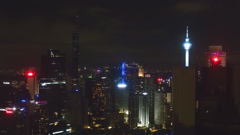 Timelapse-Nocturno-De-Kuala-Lumpur-Con-Brillantes-Luces-De-Neón-Iluminando-La-Ciudad