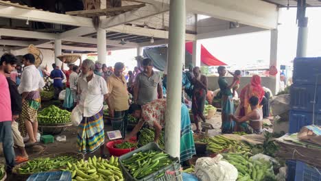 Voller-Menschen-Auf-Dem-Lokalen-Gemüsemarkt-In-Bangladesch