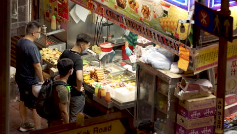 Straßenhändler,-Der-Auf-Dem-Nachtmarkt-Arbeitet-Und-Traditionelle-Asiatische-Speisen-Verkauft