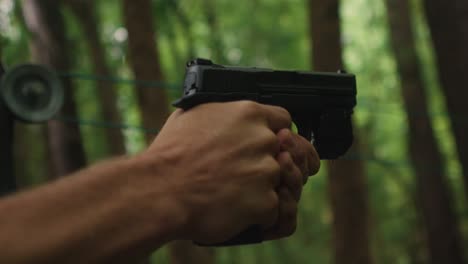 Gewehrfeuer,-Das-Kaukasische-Hand-Schießt,-Nahaufnahme-Einer-Halbautomatischen-Pistolenwaffe,-Die-Das-Trigger-Kriminalitätskonzept-Zieht