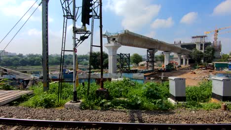 Bau-Einer-Riesigen-Brücke-über-Eine-Eisenbahnstrecke-Mit-Riesigen-Kränen-Und-Maschinen-|-Bau-Einer-Brücke-Auf-Eisenbahnschienen-In-Einer-Stadt-In-Indien