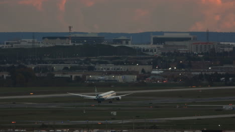 Westjet-Boeing-737-Startet-Vom-Flughafen-Mit-Blick-Auf-Den-Hintergrund-Der-Stadt-Und-Goldenem-Sonnenunterganghimmel