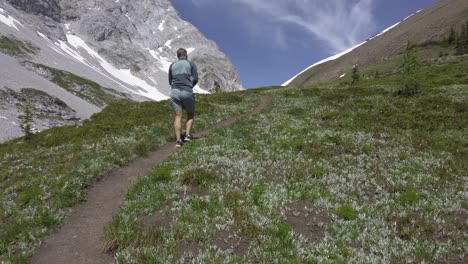 Excursionista-Ascendiendo-Sendero-Montaña-Cielo-Inclinación,-Montañas-Rocosas-Kananaskis-Alberta-Canadá