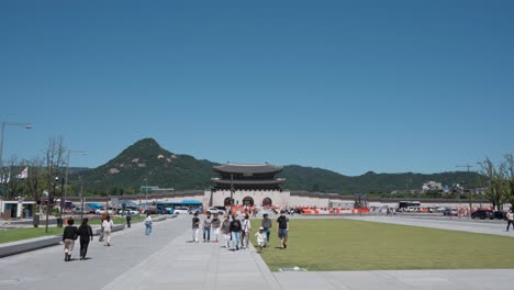 Gruppen-Von-Touristen,-Die-Seoul-Besuchen,-Gestalteten-Den-Gwanghwamun-Plaza-Und-Das-Gwanghwamun-Tor-Neu---Weite-Ansicht-Kopierraum-Bei-Klarem-Himmel