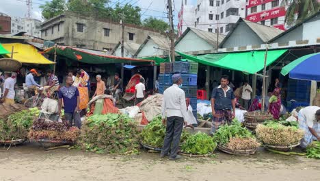 Agricultores-Que-Venden-Verduras-En-Un-Mercado-Abierto-Al-Lado-De-La-Calle-En-Bangladesh