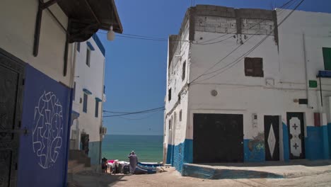Einwohner,-Die-In-Den-Straßen-Von-Taghazout,-Marokko,-Spazieren-Gehen