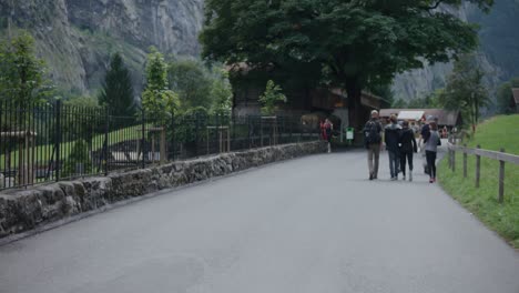 Lauterbrunnen,-Suiza,-Turistas,-Caminar,-Multitud,-Cementerio,-Carretera,-Camino,-Verano