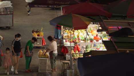Traditioneller-Nachtmarkt-In-Der-Abenddämmerung-Mit-Straßenhändlern,-Die-Frische-Bio-Lebensmittel-Verkaufen