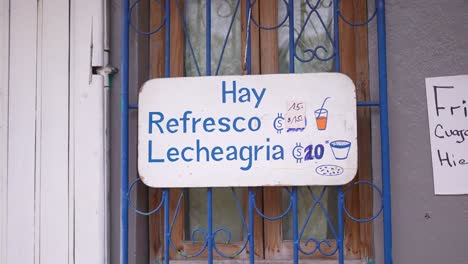 Letrero-De-La-Calle-Calles-San-Juan-Sur,-Nicaragua,-Pueblo-Nicaragüense,-Costero,-Pobreza,-Managua