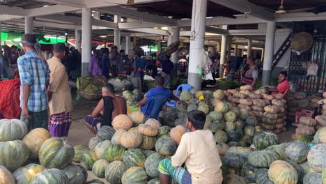 Granjeros-Esperando-Para-Vender-Calabaza-En-Un-Mercado-De-Verduras-Local