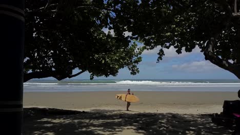 Surfer-Am-Strand,-Drohnenluftvideo-Am-Strand-Von-Nicaragua,-San-Juan-Del-Sur,-Palme,-Managua,-Rivas,-Radfahrer-Am-Strand,-Matagalpa,-Mittelamerika,-Tourismus,-Amerika,-Nicaragüense,-Küstenlinie