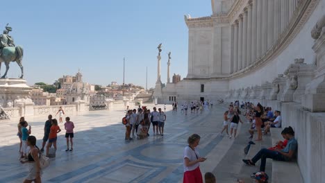 Blick-Auf-Touristen-Auf-Der-Vittoriano-Terrasse,-Reiterstandbild-Auf-Sieger-Emmanuel-II-Denkmal