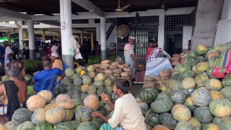 Bauern,-Die-Darauf-Warten,-Kürbis-Auf-Einem-Lokalen-Gemüsemarkt-In-Bangladesch-Zu-Verkaufen