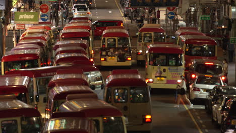 Carreteras-Muy-Transitadas-En-Asia-Con-Autobuses-Y-Automóviles-En-Tráfico