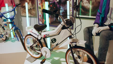 80-Bicicleta-Bmx-En-Exhibición-En-Un-Museo