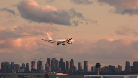 Avión-Carguero-Aerológico-Que-Llega-Y-Aterriza-En-La-Pista-Del-Aeropuerto-Internacional-Pearson-De-Toronto-Al-Atardecer