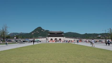 Puerta-De-Gwanghwamun---Amplia-Vista-Desde-La-Renovada-Plaza-De-Gwanghwamun-Con-Tráfico-Y-Turistas-Viajando