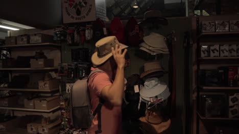 Männchen,-Das-In-Einem-Souvenirladen-Im-Krüger-Nationalpark-In-Südafrika-Hüte-Anprobiert