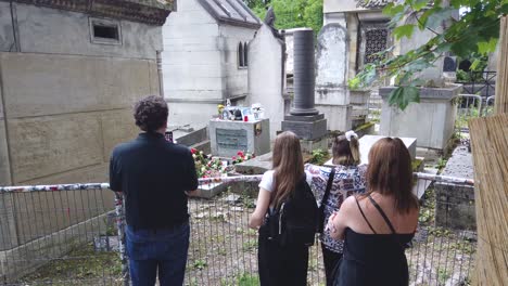 Aufnahme-Von-Jim-Morrisons-Grab-Auf-Dem-Friedhof-Père-Lachaise-In-Paris,-Frankreich