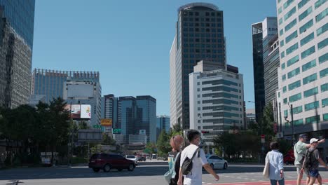 Fahrzeuge-Und-Kreuzende-Fußgänger-Auf-Der-Straße-In-Der-Metropole-Seoul-In-Der-Nähe-Des-Rathauses-Von-Seoul-In-Südkorea