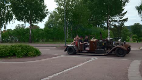 Old-and-Rusty-Car-Passing-at-Classic-Car-Cruising-in-Dalarna,-Raggare-or-Rockabilly-Subculture-Scene