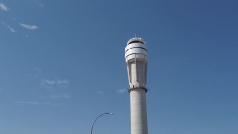 Flughafen-Verkehrskontrollturm-Näherte-Sich-Aus-Nächster-Nähe