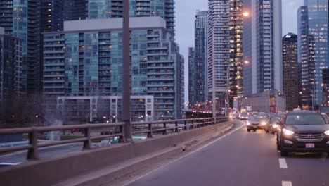 Dynamischer-Schuss-Im-Bewegungsverkehr-In-Toronto