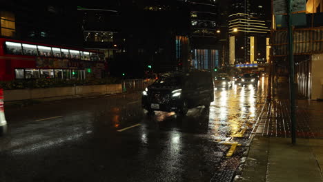 Hong-Kong--07-De-Agosto-De-2022:-Automóviles,-Camiones-Y-Taxis-Aceleran-En-La-Carretera-Con-La-Atmósfera-Muy-Fuerte-Lluvia