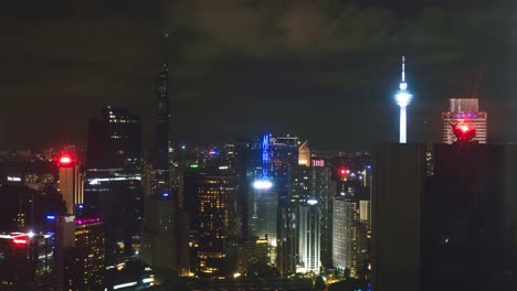 Un-Lapso-De-Tiempo-De-Un-Paisaje-Urbano-Bellamente-Iluminado-En-Kuala-Lumpur,-Malasia